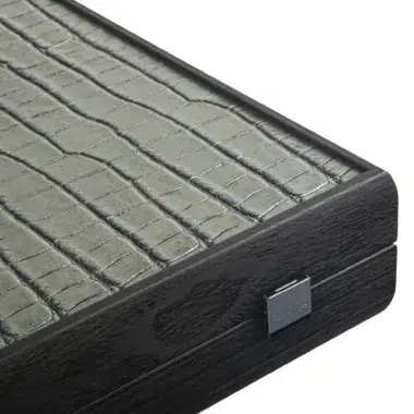 Kaseta do backgammona w oliwkowej skórze, detal motywu krokodylego i zapięcia