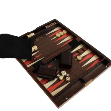Otwarty magnetyczny backgammon z orzecha, piony i kości ułożone na planszy