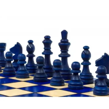 Pièces d'échecs bleues en gros plan sur l'échiquier bicolore