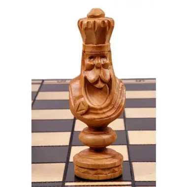 Król zestawu César II - rzeźbiona figura z jasnego drewna na szachownicy
