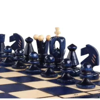 Zbliżenie granatowych figur szachowych, króle i skoczki na szachownicy