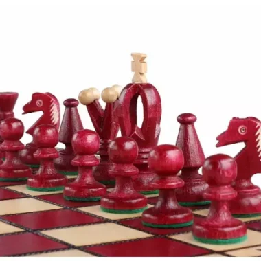 Pièces d'échecs rouges en gros plan avec roi, cavaliers et pions sur l'échiquier