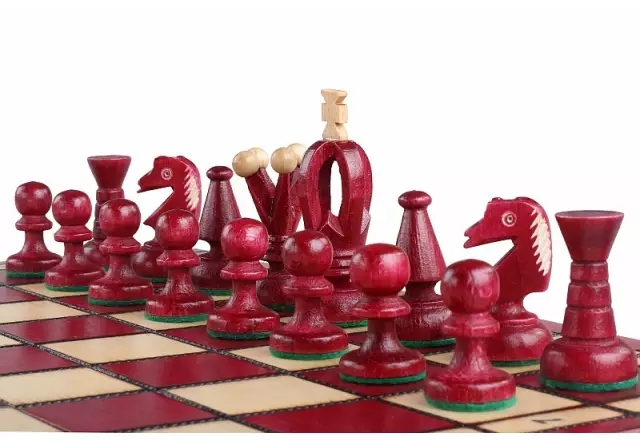 Pièces d'échecs rouges en gros plan avec roi, cavaliers et pions sur l'échiquier