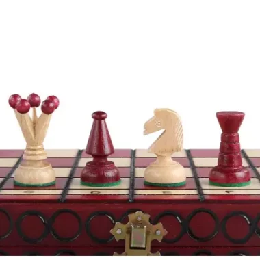 Détail de quatre pièces d'échecs posées sur le bord du coffret fermé