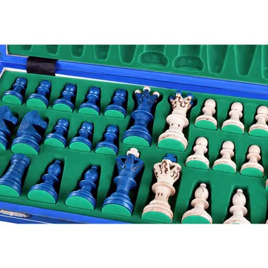 Pièces d'échecs bleues et ivoire rangées dans leur coffret de rangement vert