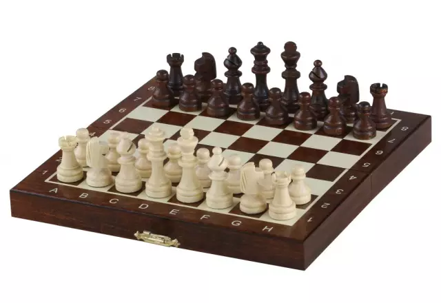 Drewniany mini zestaw szachowy magnetyczny - otwarta plansza z figurami w pozycji wyjściowej