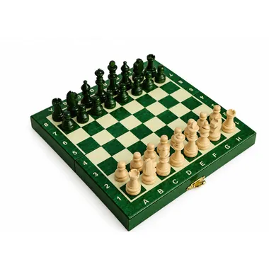Jeu d'échecs magnétique mini en bois vert, échiquier plié ouvert avec pièces en place
