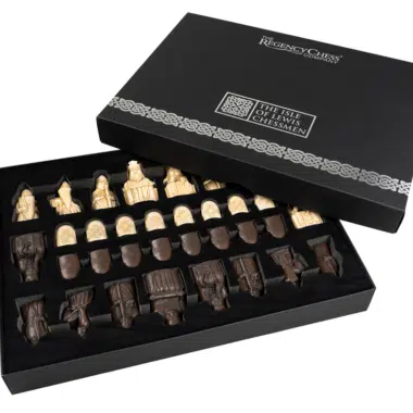 Otwarta kaseta Regency Chess prezentująca pełny zestaw figur reprodukcji szachów z wyspy Lewis