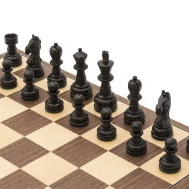 Detal czarnych figur Staunton z bukszpanu na szachownicy Emerald