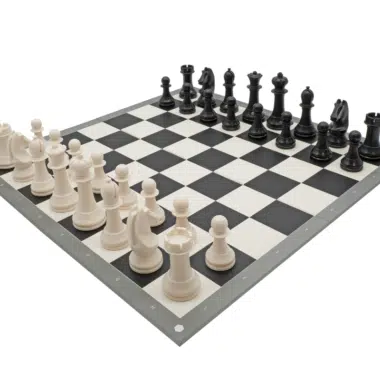 Zestaw szachowy World Chess Academy Edition w pozycji początkowej na szachownicy składanej