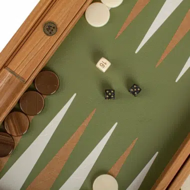 Zbliżenie na kości i pionki na planszy do backgammona w trakcie gry