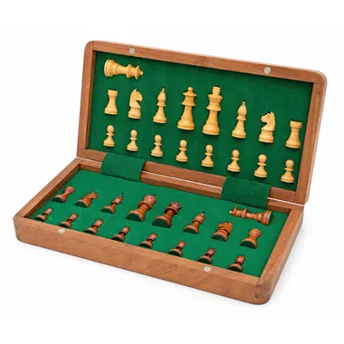 Drewniane figury szachowe starannie ułożone na zielonym aksamicie - Le Palais Des Echecs