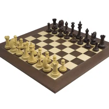 Szachy Sheffield Knight Palisander 108 mm widziane z boku z ustawionymi figurami