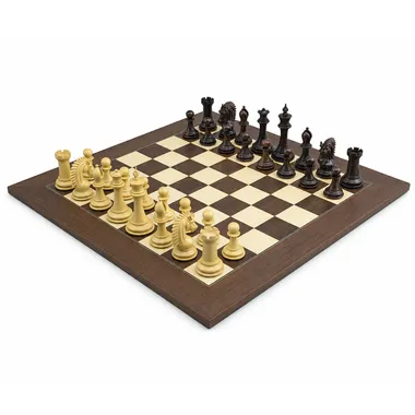 Szachy Sheffield Knight Palisander 108 mm widziane z boku z ustawionymi figurami