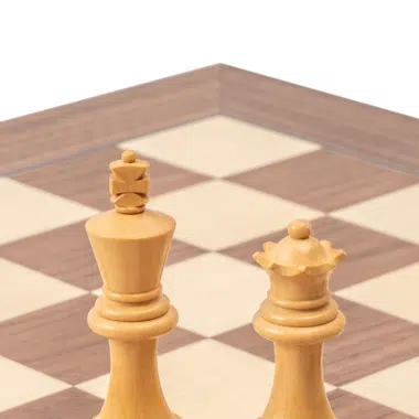 Zbliżenie na króla i hetmana szachów Levisham, symbole strategicznej gry