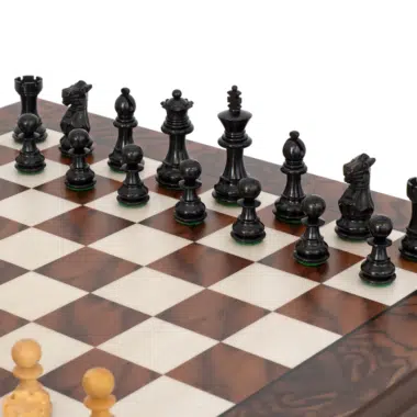 Detale czarnych figur szachów Kingsclere w tle