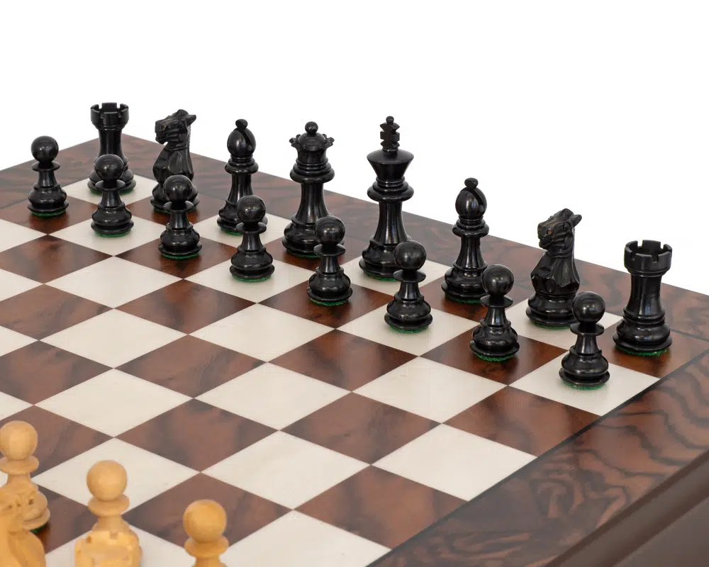 Detale czarnych figur szachów Kingsclere w tle