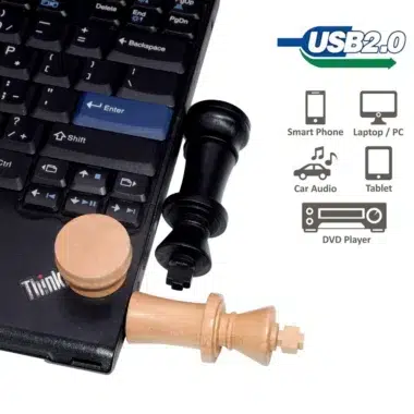 Drewniany pendrive USB 2.0 w kształcie pionka szachowego, podłączony do laptopa