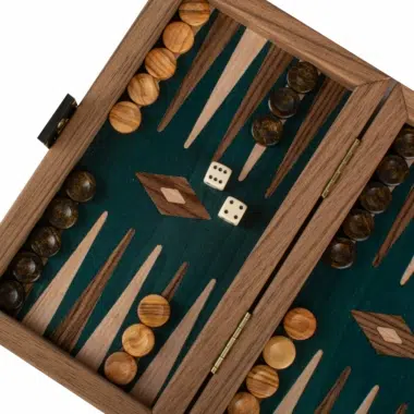 Zbliżenie na planszę do backgammona z pionkami i kośćmi