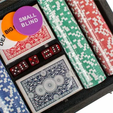 Żetony i karty do gry rozłożone w luksusowej kasecie pokerowej