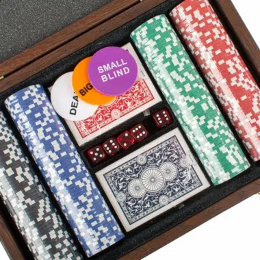 Kaseta pokerowa z żetonami, kartami i kośćmi, przyjazna atmosfera gry