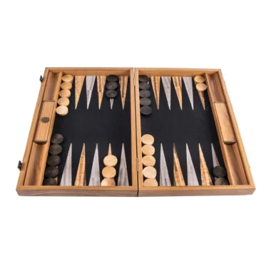 Backgammon z czarnego korka i drewna dębowego, widok ogólny otwartego blatu