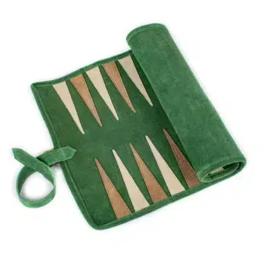 Zwijany backgammon z zamszu w kolorze leśnej zieleni, widok ogólny rozłożony