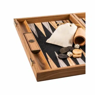 Backgammon z czarnego korka i dębu, detal narożnika blatu z sakiewką i kośćmi