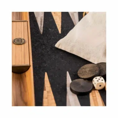 Backgammon z czarnego korka i dębu, detal zamka, pionków i kości