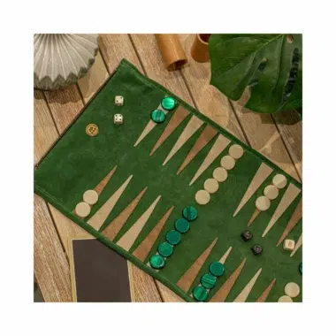 Zwijany backgammon z zielonego zamszu, detal pionków z malachitu i kości