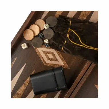 Backgammon z intarsji z wenge: pionki, kości, kubek do rzucania i skórzany kubek