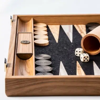 Szczegóły zestawu backgammon z kośćmi i kubkiem - Le Palais Des Echecs