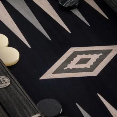 Szczegół planszy do backgammona Vavona, delikatny wzór drewna i pionki - Le Palais Des Echecs
