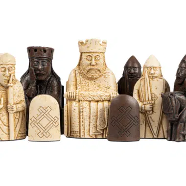 Grupa figur szachów z wyspy Lewis z kości słoniowej i drewna, artystyczna prezentacja - Le Palais Des Echecs