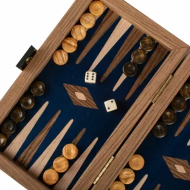 Widok z góry na planszę backgammon z kośćmi i pionkami w ustawieniu
