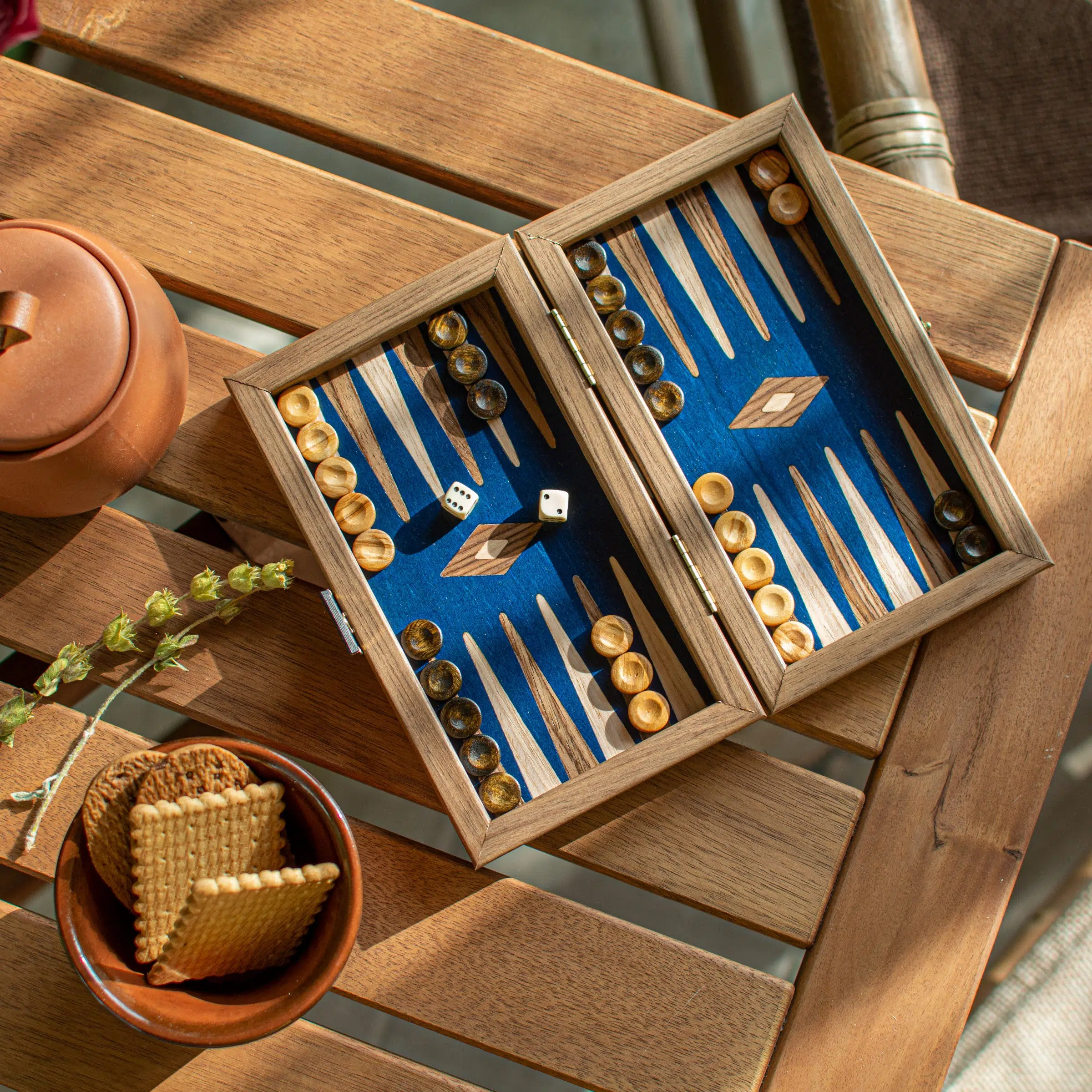 Zestaw backgammon z orzecha na drewnianym stole, przytulna atmosfera - Le Palais Des Echecs