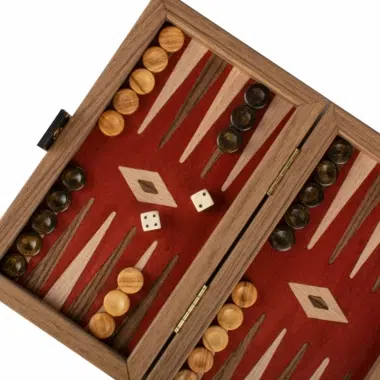 Szczegółowy widok planszy do backgammona z orzecha z drewnianymi pionkami - Le Palais Des Echecs