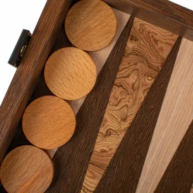 Jasne drewniane pionki zestawu backgammon widziane z bliska na planszy - Le Palais Des Echecs