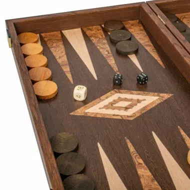 Zestaw backgammon w trakcie gry z przesuniętymi pionkami na planszy - Le Palais Des Echecs