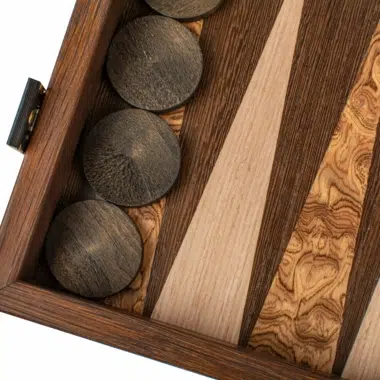 Widok z bliska drewnianych elementów zestawu backgammon Wenge - Le Palais Des Echecs