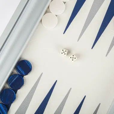 Widok z bliska kości na planszy granatowego backgammona - Le Palais Des Echecs