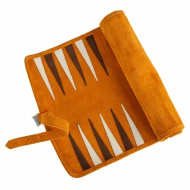 Zwijany backgammon z brązowej zamszowej skóry, otwarty, elegancki i precyzyjnie wykończony design - Le Palais Des Echecs