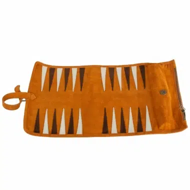 Otwarty zwijany backgammon z brązowego zamszu z widokiem na planszę, geometryczne wzory - Le Palais Des Echecs