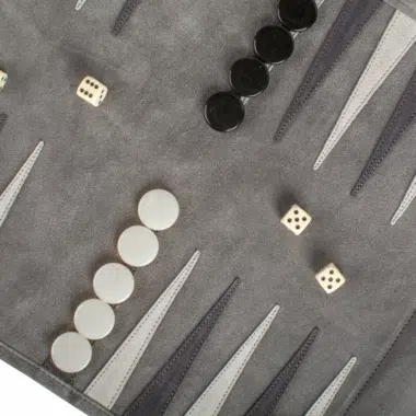 Detal zestawu backgammon z zamszu w kolorze leśnej zieleni z pionkami i kośćmi - Le Palais Des Echecs