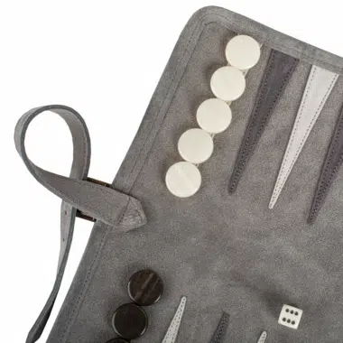 Detal backgammon z zamszu w kolorze leśnej zieleni z pionkami w pozycji strategicznej