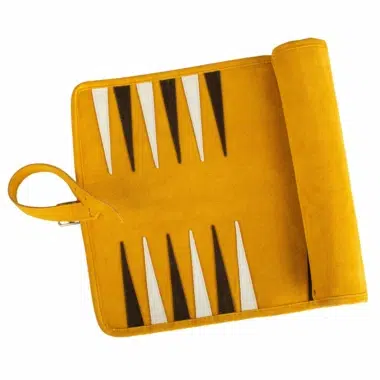 Mata do backgammon z żółtego zamszu, otwarta, z pionkami - Le Palais Des Echecs