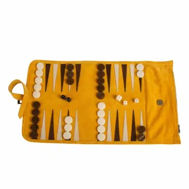 Żółta mata do backgammon z kośćmi i pionkami w trakcie gry