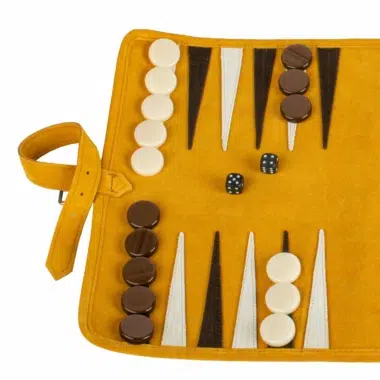 Detal maty do backgammon z żółtego zamszu z pionkami i kośćmi