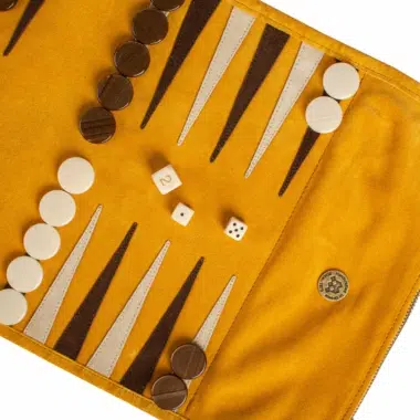 Detal pionków i kości na macie do backgammon z zamszu - Le Palais Des Echecs