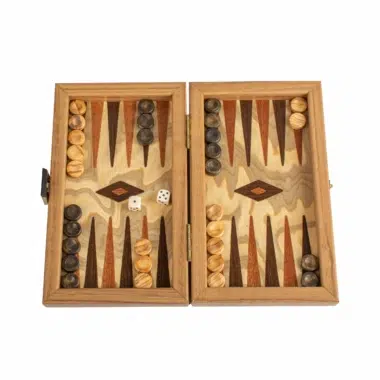Backgammon Liège otwarty, blat z intarsji i pionki w jasnym i ciemnym drewnie